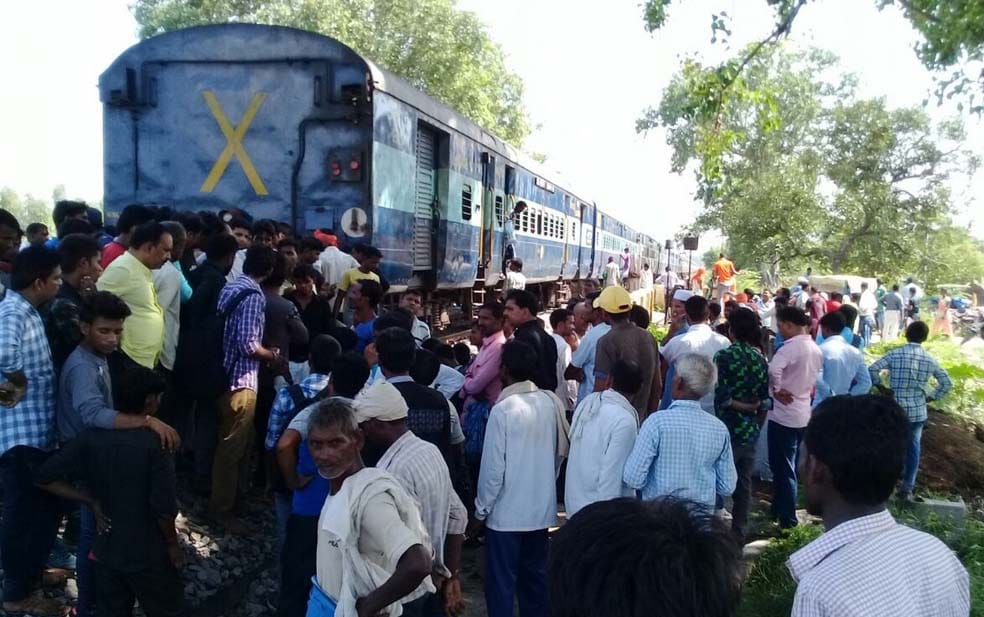doon express engine coupling broken in jaunpur
