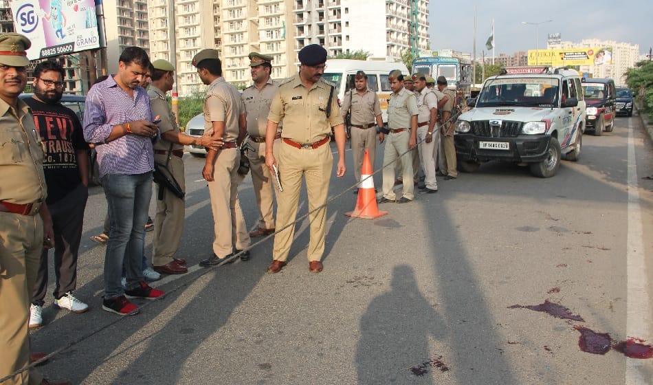 police encounter with criminals in ghaziabad two personnel injured one criminal arrested 