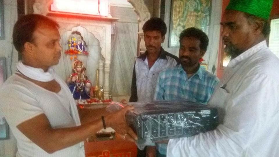 Madhya Pradesh Muslims gift loudspeaker to temple 