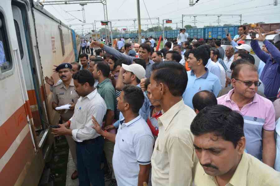 fight between north central and west central railway workers in mathura