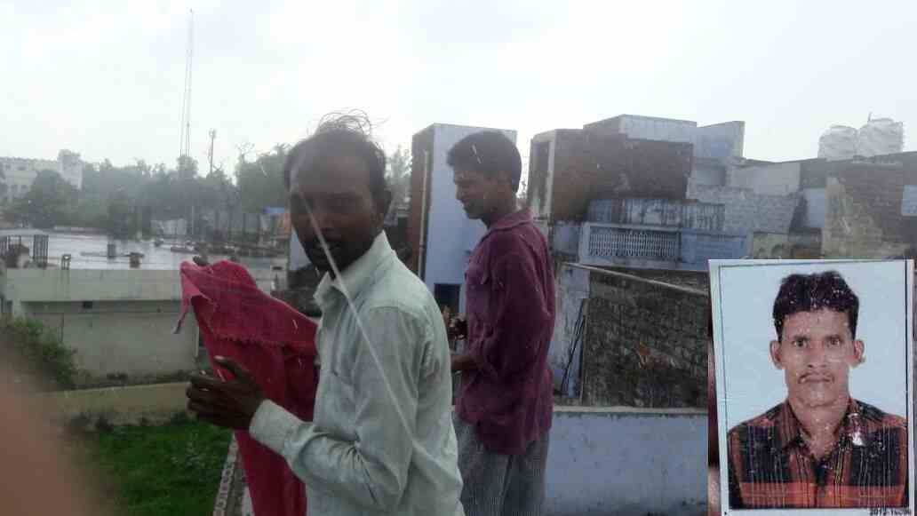 man died in agra after falling from building