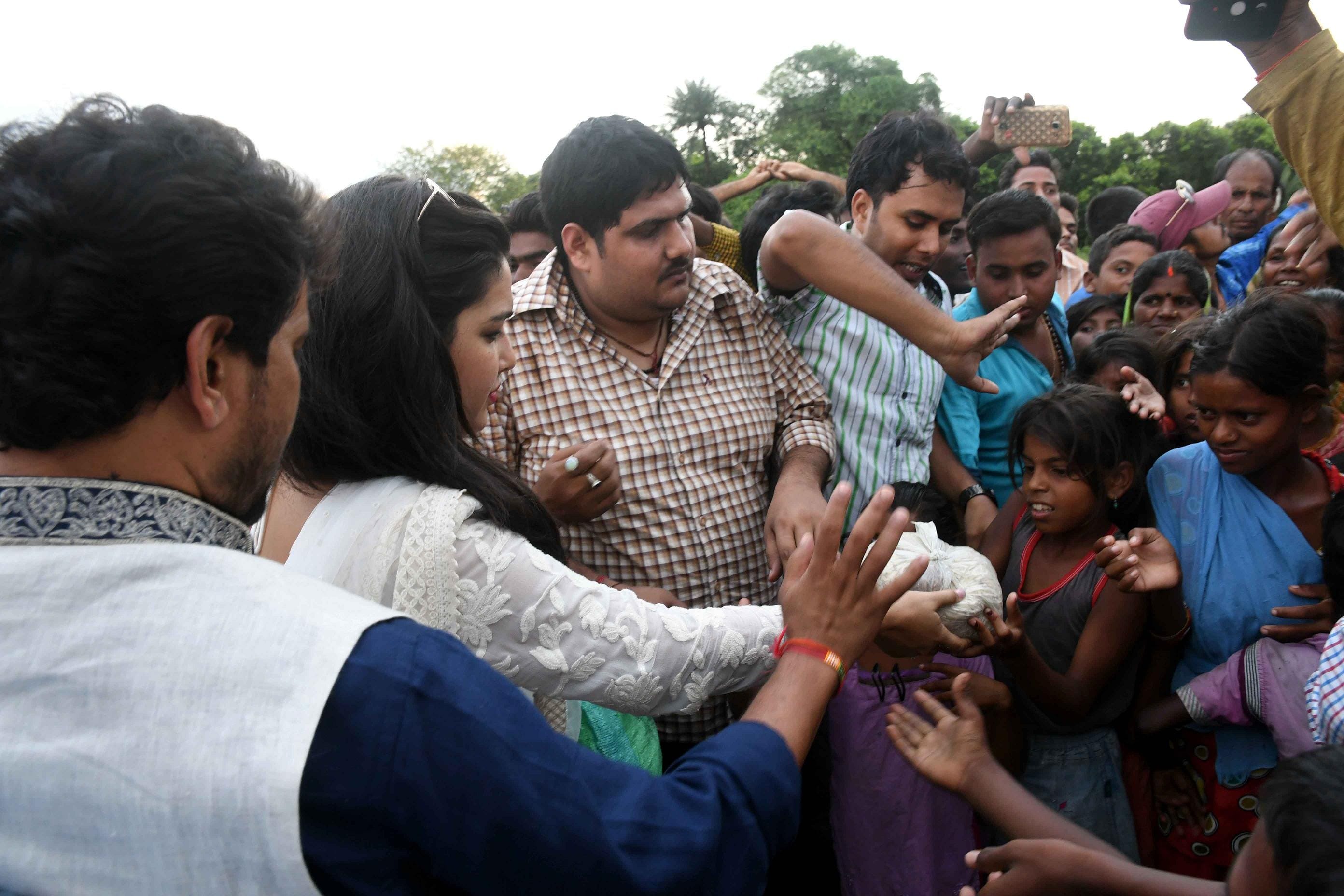 Nirhua and aamrapali dubey came forward to help Bihar flood victims