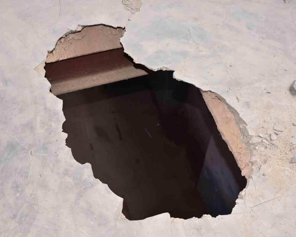 girl in school fall from roof in agra 
