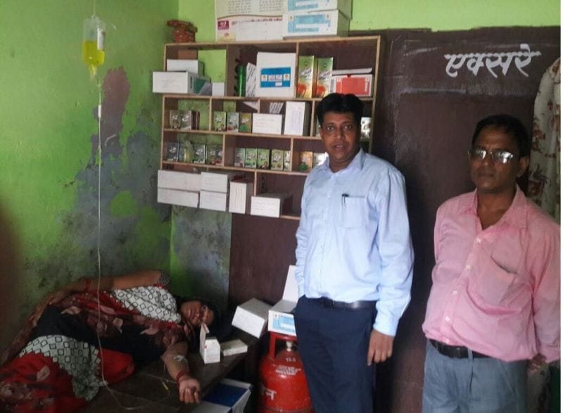 एक्सरे मशीन चलाते झोलाछाप गिरफ्तार, दवाएं बरामद