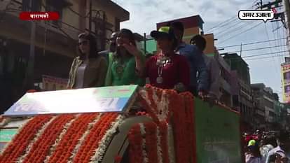 divya dutta and manara chopra vidit varanasi for spreading awareness of cleanliness 