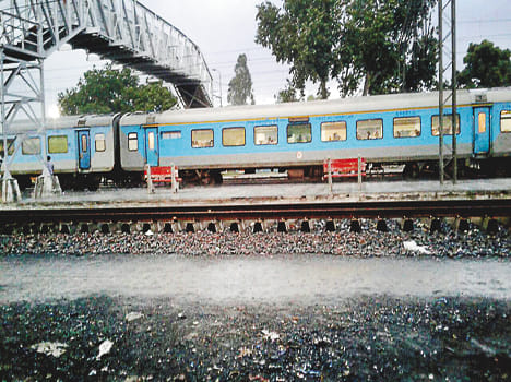 Stone pelting on swarn shatabdi in Etawah, glass broken and panic among passengers