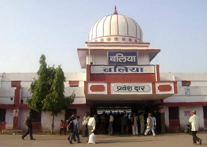 chapra varanasi intercity train run on wrong railway track