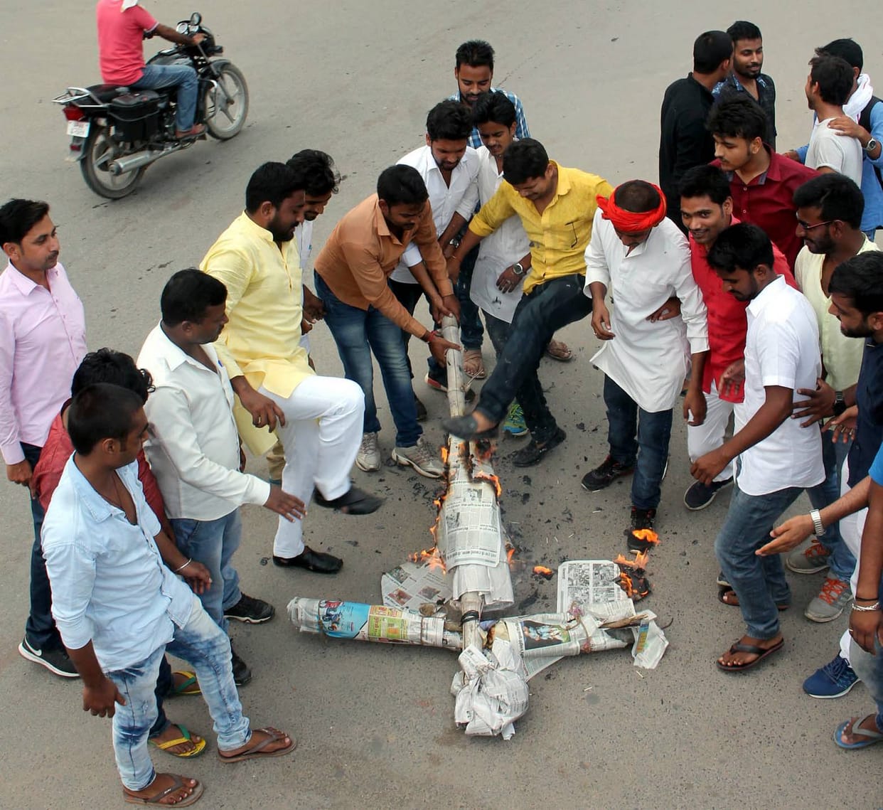 Students' leaders blown the effigy of administration