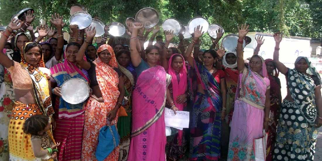 gulabi gang raised voice against harassment by police in the name of dacoits