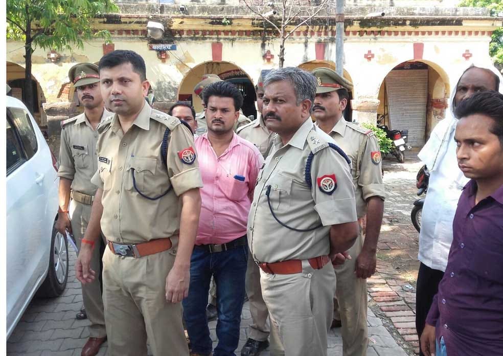 jaunpur womens run away with jewellery form jewellers shop