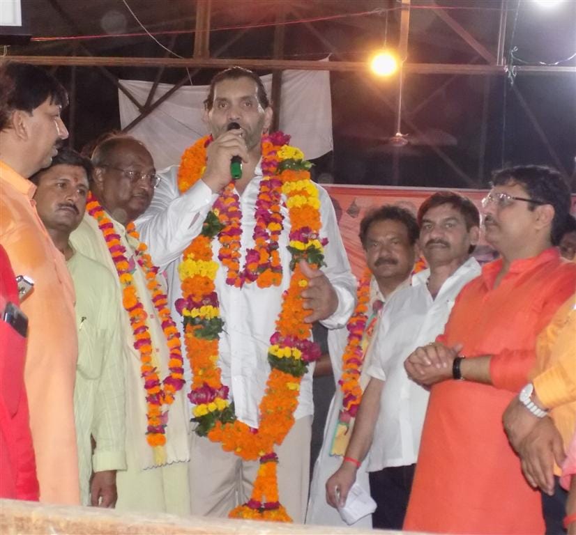 Uncontrollable crowd to see Mahabali Khali