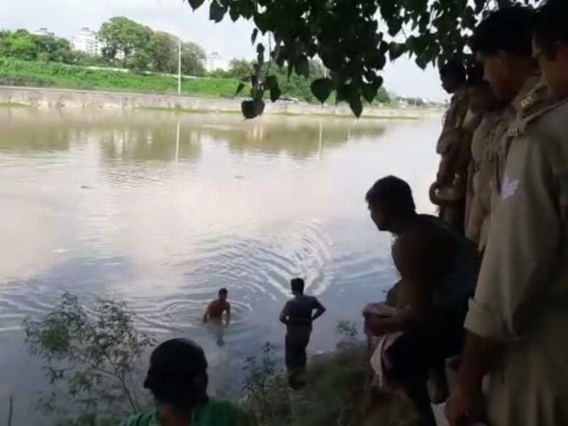 kuldeep died during murti visarjan in gomti