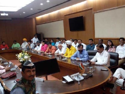 aam aadmi party mla protest before lg house in delhi