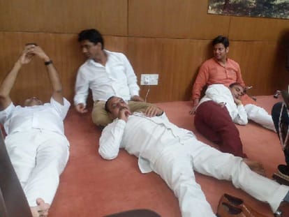 aam aadmi party mla protest before lg house in delhi
