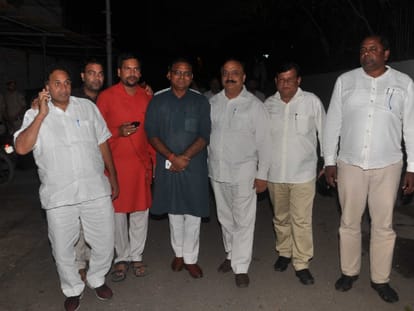 aam aadmi party mla protest before lg house in delhi