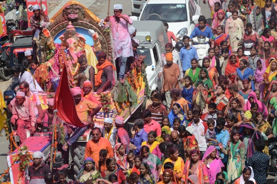 emersion of statues of lord ganesha in Lucknow.