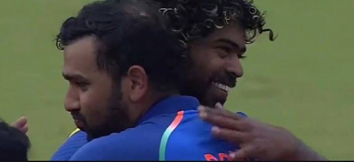 Rohit Sharma Hug lasith Malinga after taking Virat Kohli's Wicket