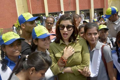 Divya Dutta Manara Chopra reached Varanasi message of cleanliness