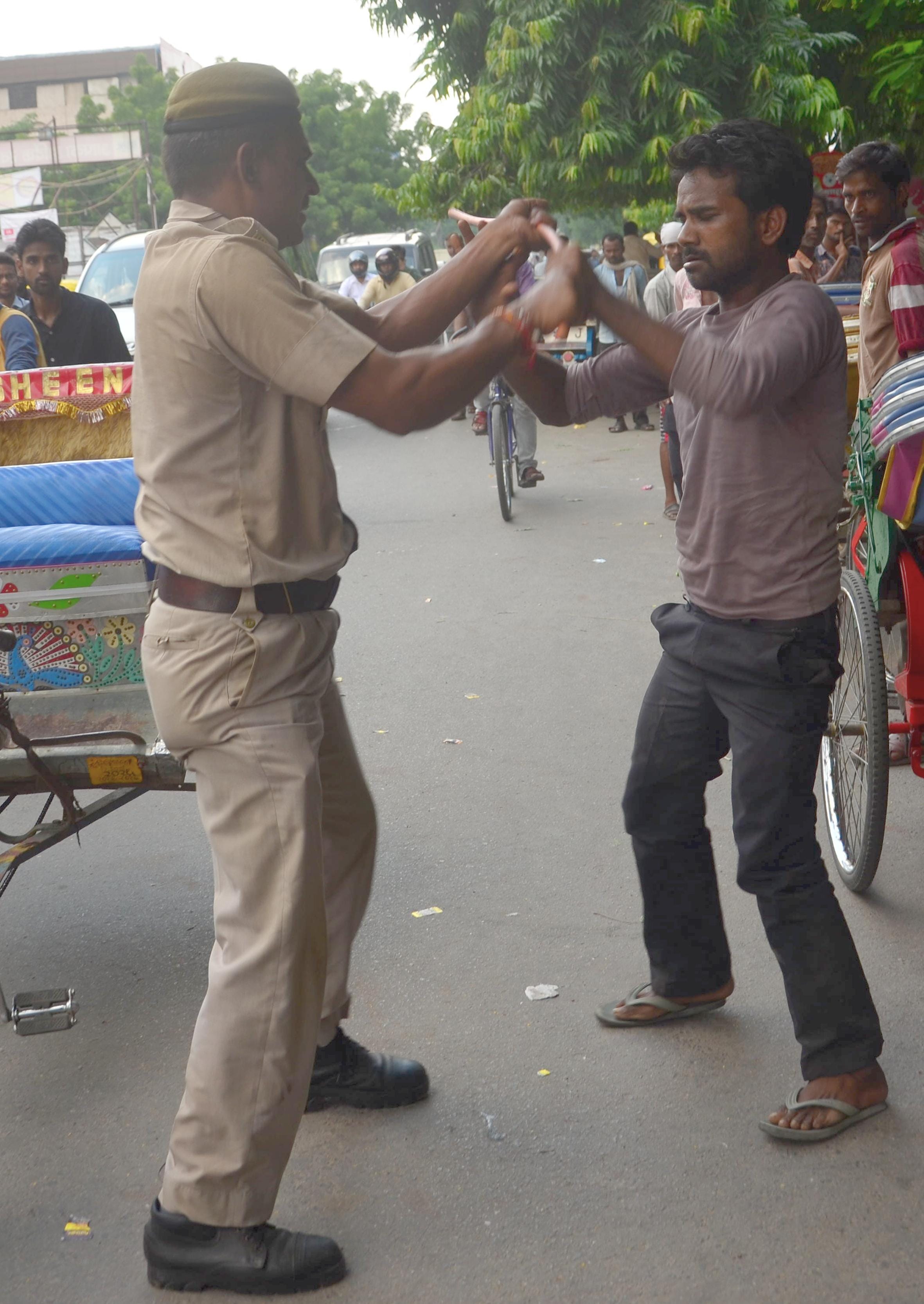 home guard beats rikshawwala on lucknow roads
