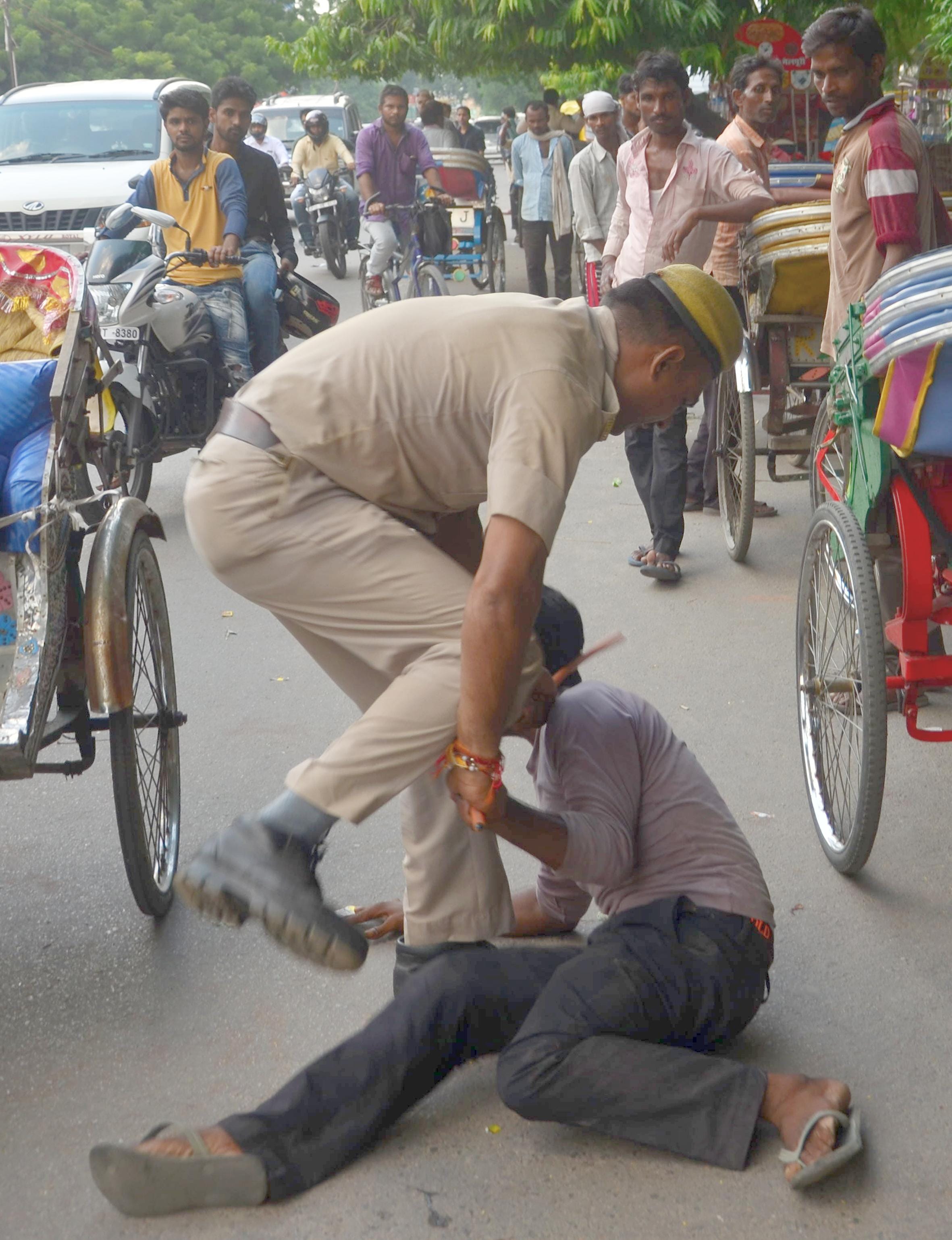 home guard beats rikshawwala on lucknow roads