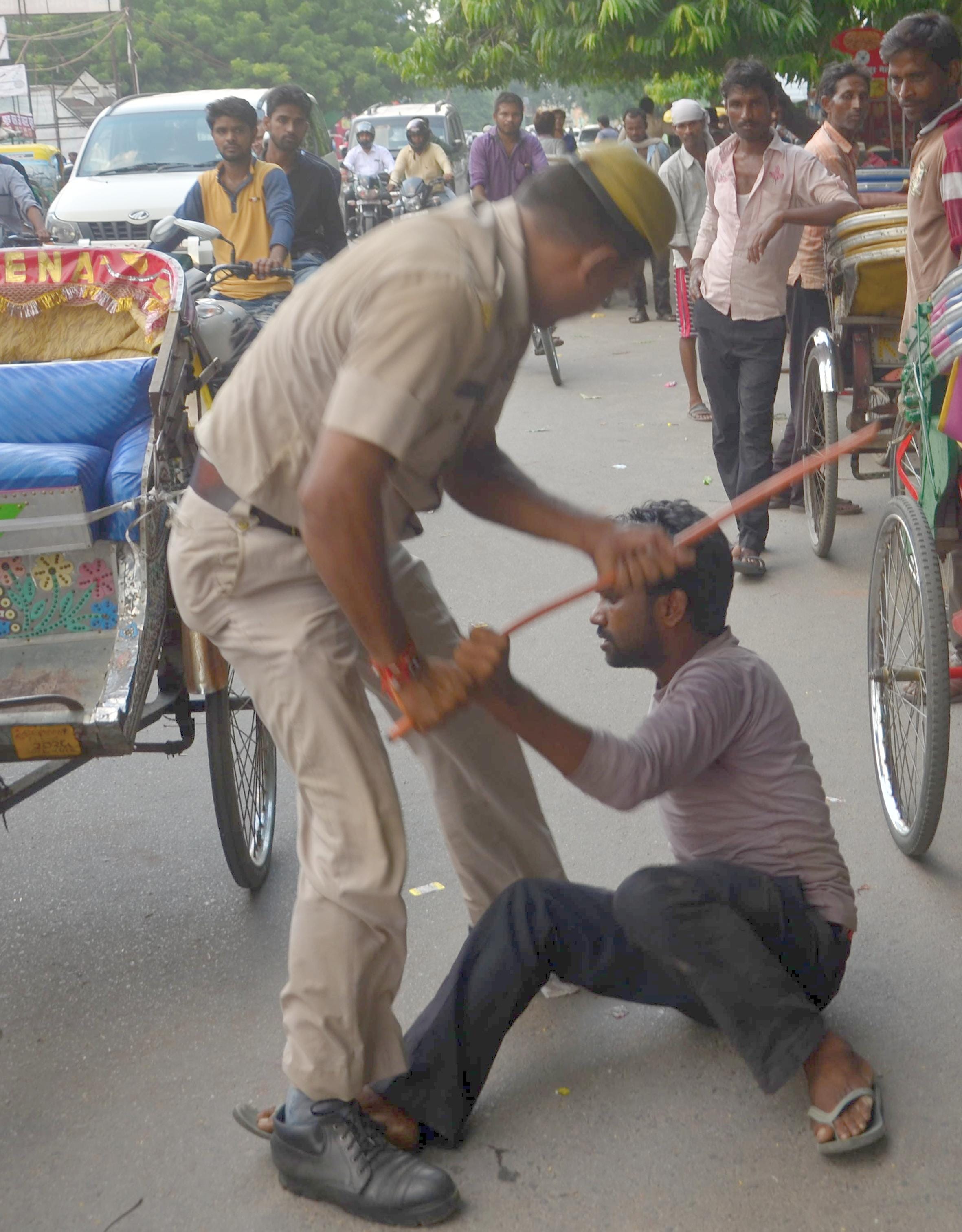 home guard beats rikshawwala on lucknow roads
