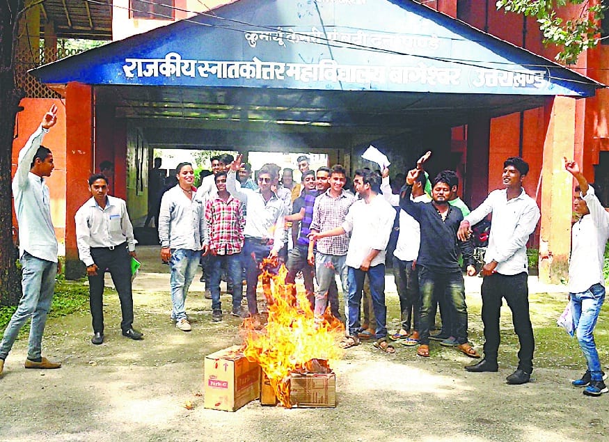 NSUI activists blow the effigy of Vice Chancellor