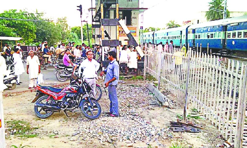 railway accident just escape 