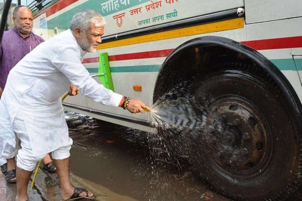 Transport Minister of UP Swatantra Dev Singh clarifies the dirt of the government bus