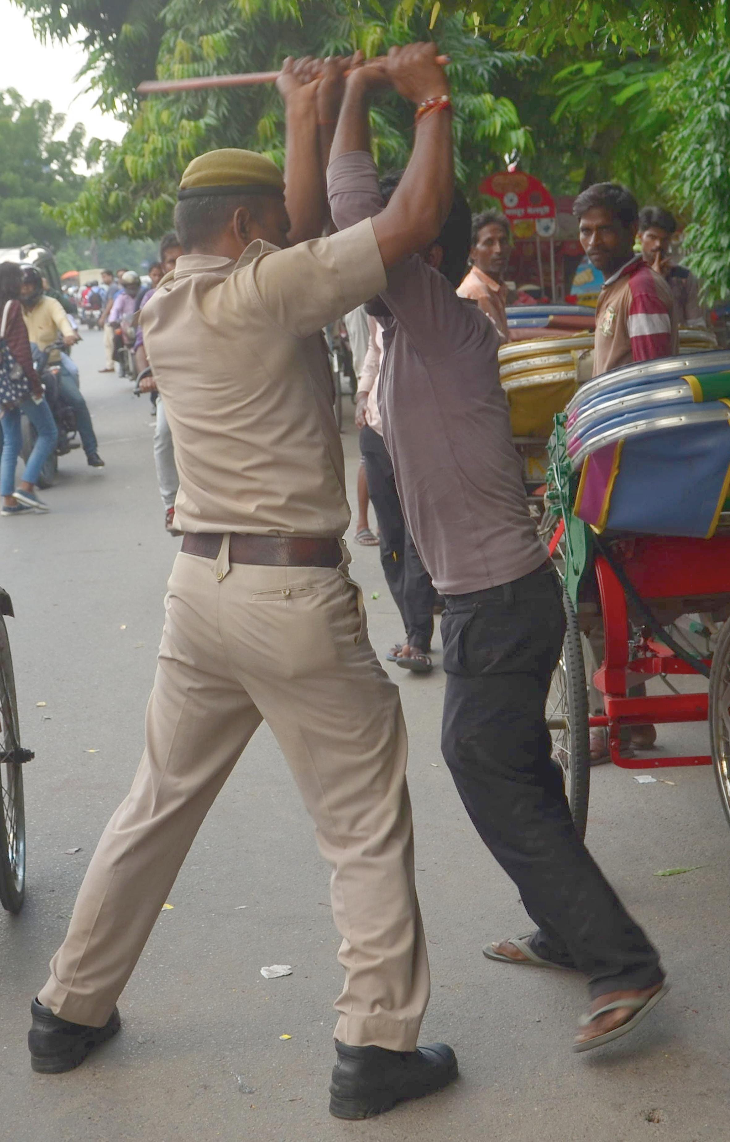 home guard beats rikshawwala on lucknow roads