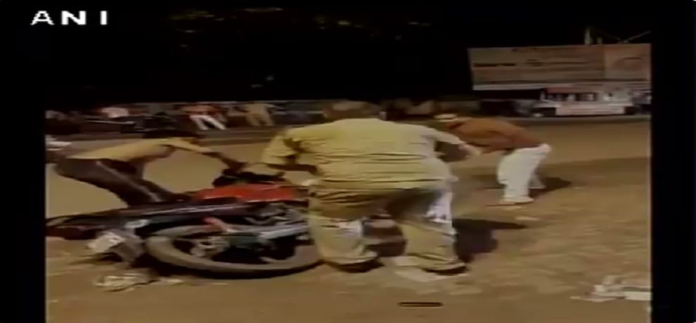 Two bike-borne drunk men thrash a police constable after he stopped them