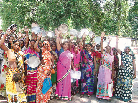 gulabi gang women protest