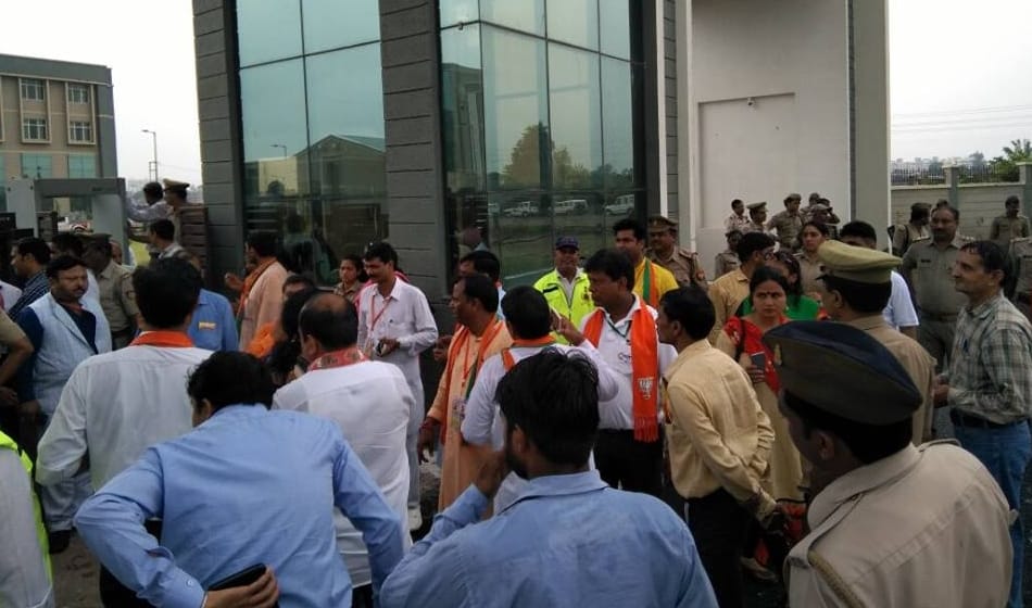 on cm yogi adityanath visit to ghaziabad bjp workers clash with police officers