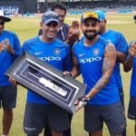 धोनी को टीम ने 300वें वनडे पर दिया मोमेंटो 