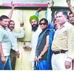 सितारगंज विकास खंड कार्यालय में तालाबंदी करते प्रधान।