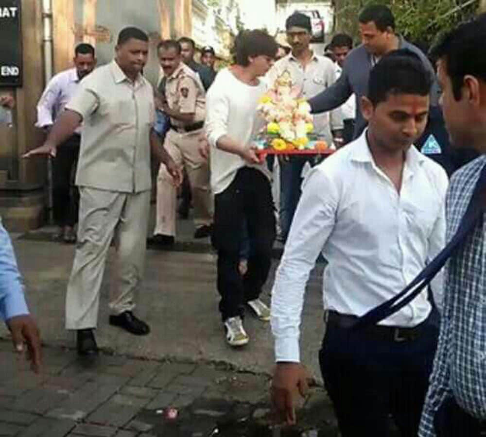 Shah Rukh Khan takes part in Ganpati Visarjan with AbRam Suhana and Gauri