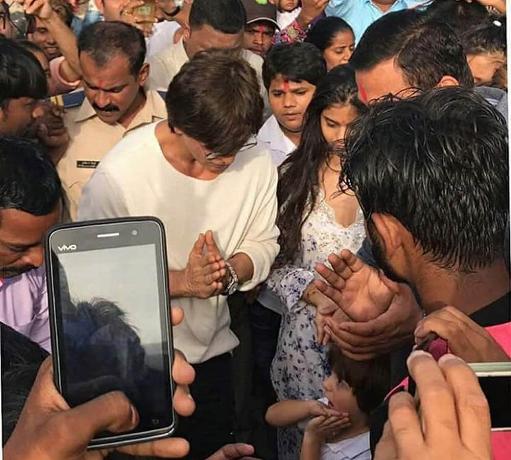 Shah Rukh Khan takes part in Ganpati Visarjan with AbRam Suhana and Gauri