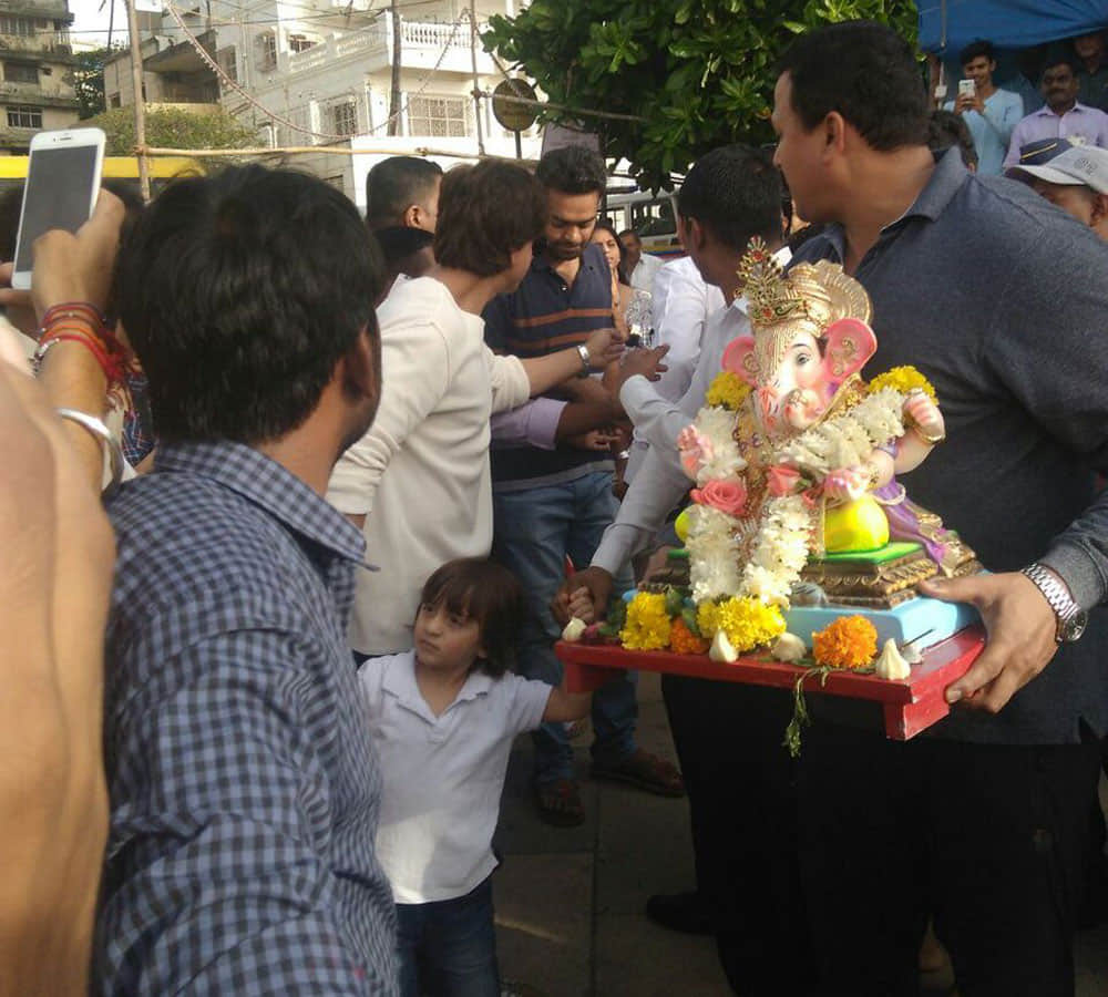 Shah Rukh Khan takes part in Ganpati Visarjan with AbRam Suhana and Gauri