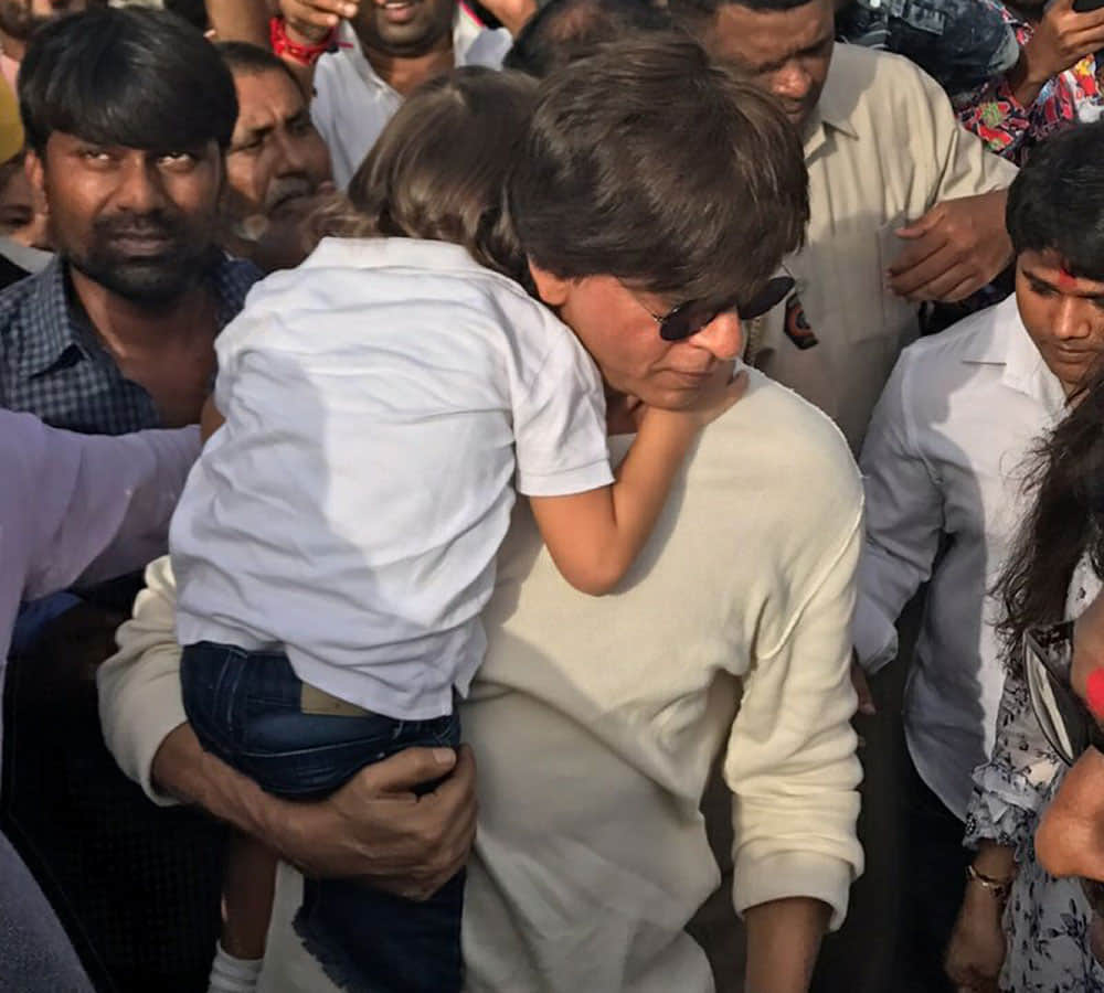 Shah Rukh Khan takes part in Ganpati Visarjan with AbRam Suhana and Gauri
