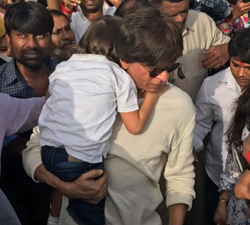 Shah Rukh Khan takes part in Ganpati Visarjan with AbRam Suhana and Gauri