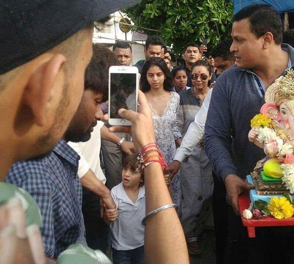 Shah Rukh Khan takes part in Ganpati Visarjan with AbRam Suhana and Gauri