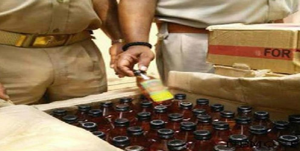 In the flat, the illegal liquor trade, so many boxes are recovered