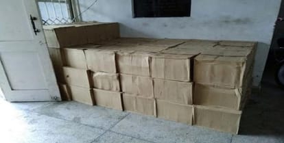 In the flat, the illegal liquor trade, so many boxes are recovered