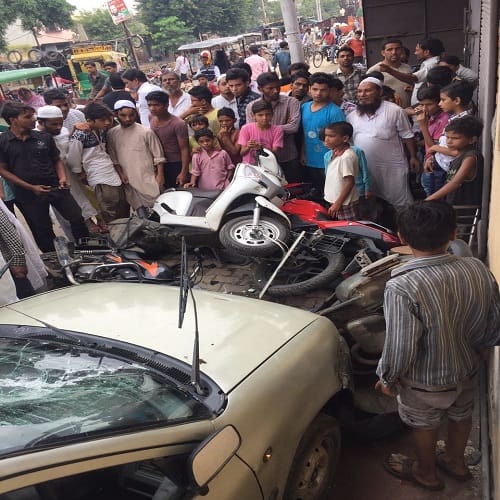 The car was coming at a fast pace, four vehicles chakananur, view Photos