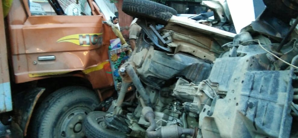 canter and car accident in ghaziabad, 10 injured and canter driver is absconding after accident