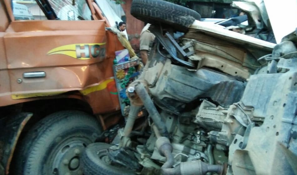 canter and car accident in ghaziabad, 10 injured and canter driver is absconding after accident