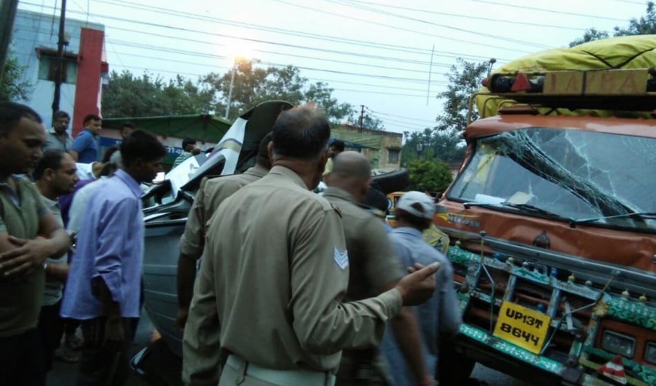 canter and car accident in ghaziabad, 10 injured and canter driver is absconding after accident