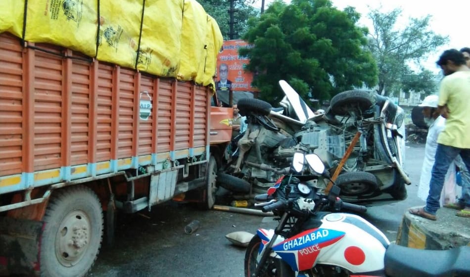 canter and car accident in ghaziabad, 10 injured and canter driver is absconding after accident