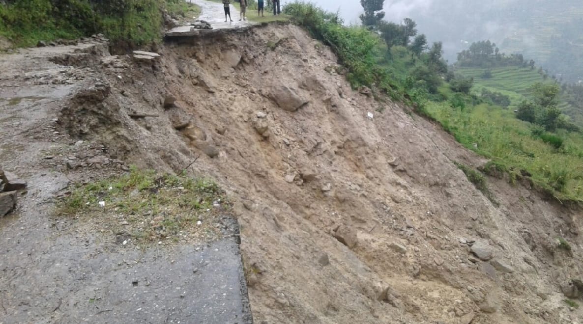 badrinath highway collapse and yamunotri route blocked due to debris