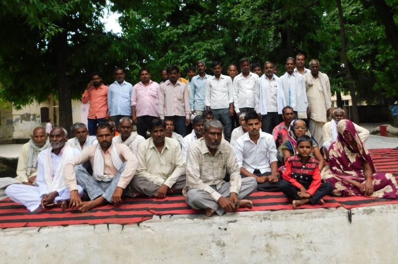 मृतक बालक के परिवारीजनों के साथ धरने पर बैठे ग्रामीण