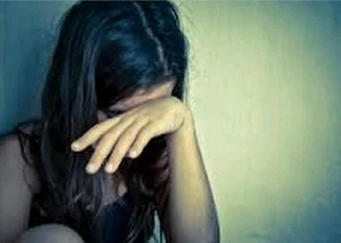 Teenage boyfriend sell her girlfriend in maharashtra, to take her for job fair